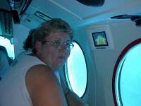 29 Onder water.jpg: Je daalt af tot zo'n 25 meter diepte met deze onderzeeer.